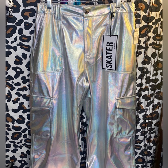 ALMOST FAMOUS METALLIC CARGO SKATER PANTS - Picture 2 of 14